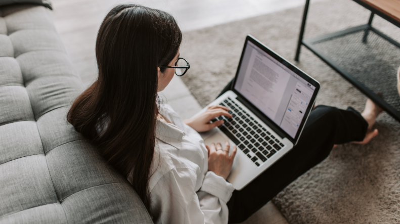 Pułapka pracy zdalnej - siedzisz dłużej i w gorszych warunkach. Krótki przewodnik po ergonomii na home office.